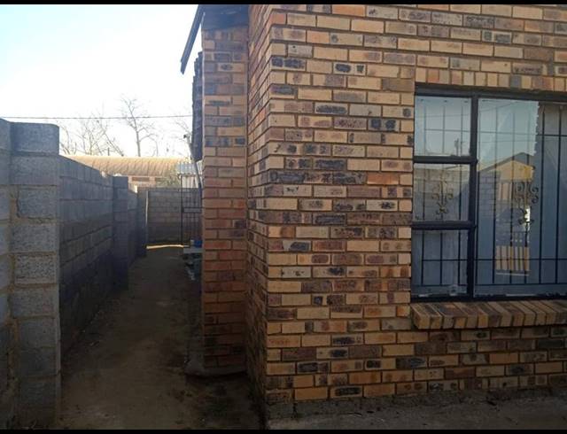 4 BEDROOM HOUSE FOR SALE IN SLOVOVILLE